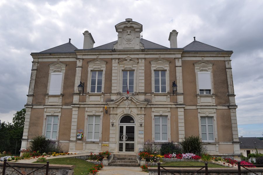 File:Fontaine-Guérin - Mairie (2011).jpg
