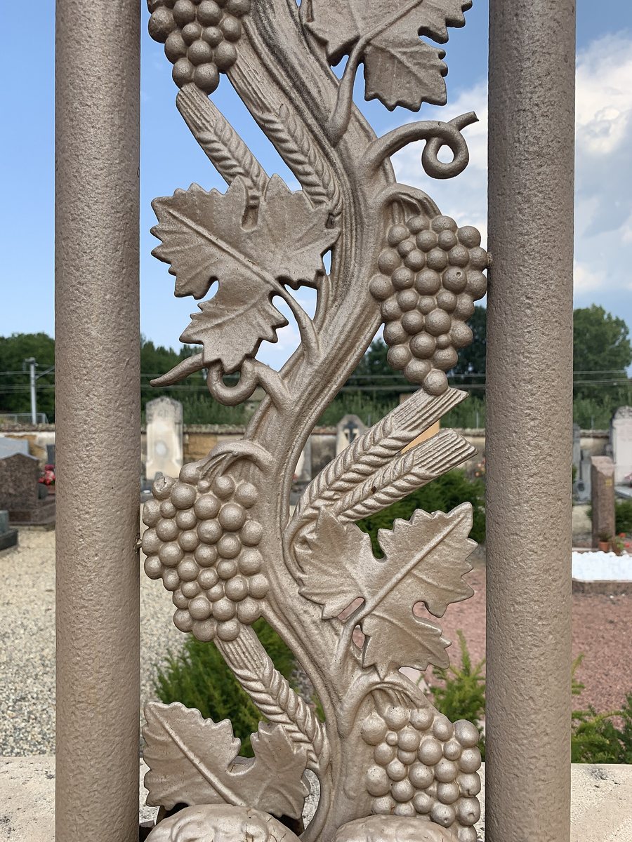 File:Croix Cimetière Chaneins 5.jpg