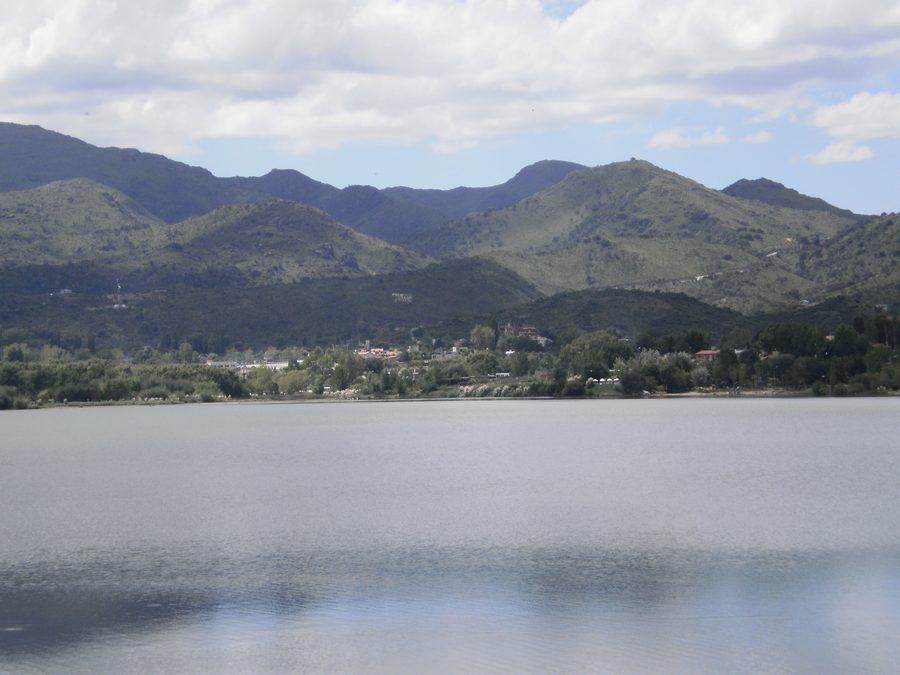 See von Potrero de los Funes mit dem See und der umliegenden Berglandschaft