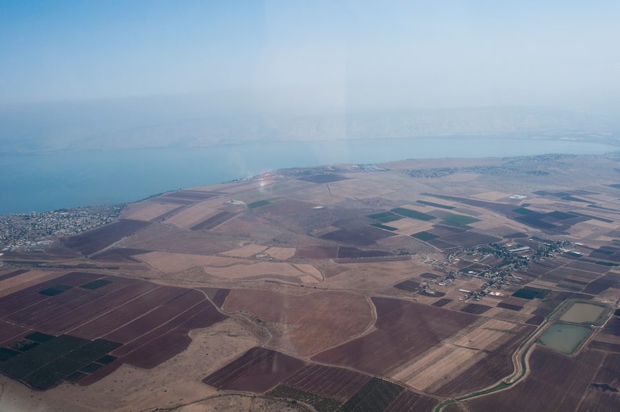מושב הזורעים, שדות והכנרת