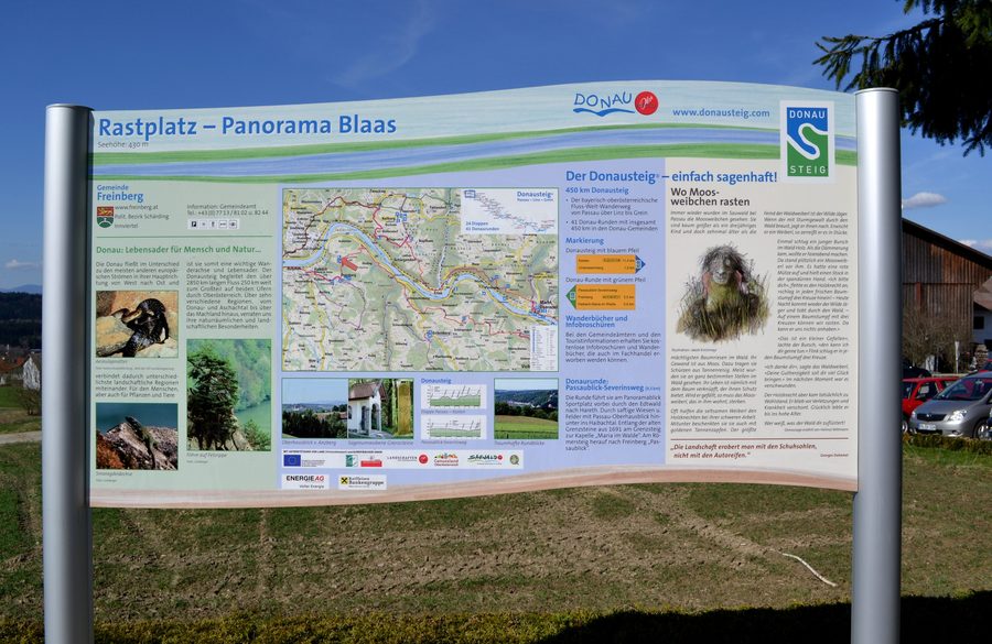 Панорама на Донауштайге с информационной табличкой во Фрайнберге, Верхняя Австрия