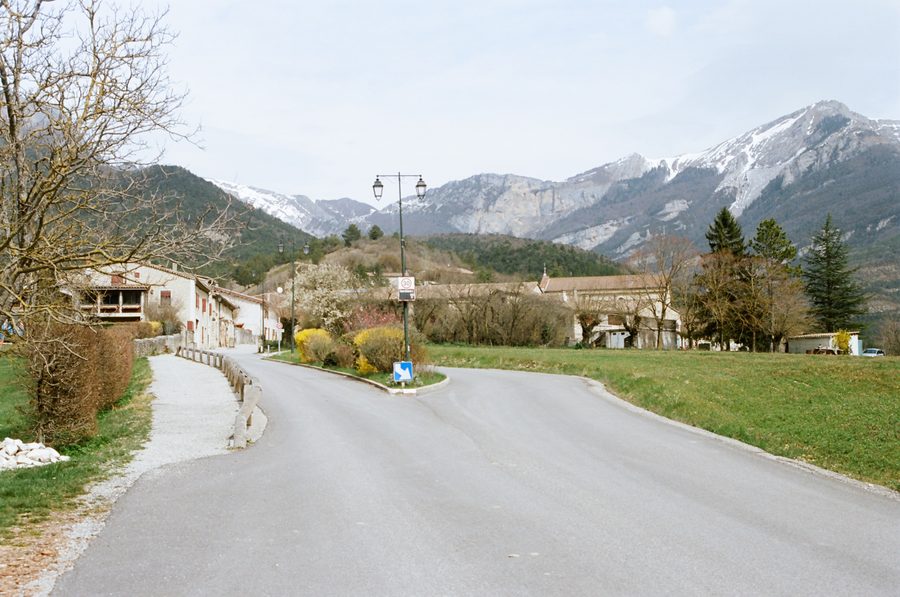 Ortseingang von Chamaloc in der Drôme