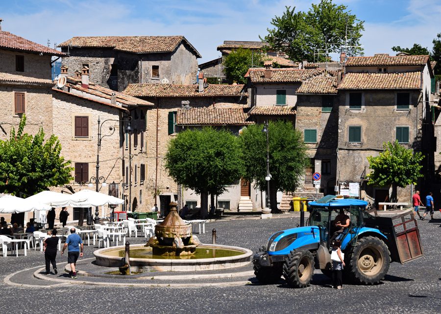 Piazza principale di Anticoli Corrado con la fontana dell'Arca di Noè