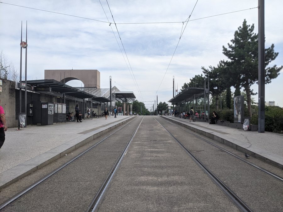 File:Vénissieux - Arrêt Tram Gare de Vénissieux 1 (juin 2022).jpg