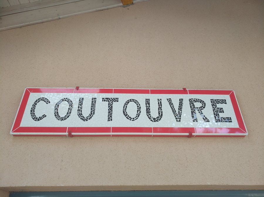 File:Coutouvre - Ancien panneau nom commune (août 2020).jpg