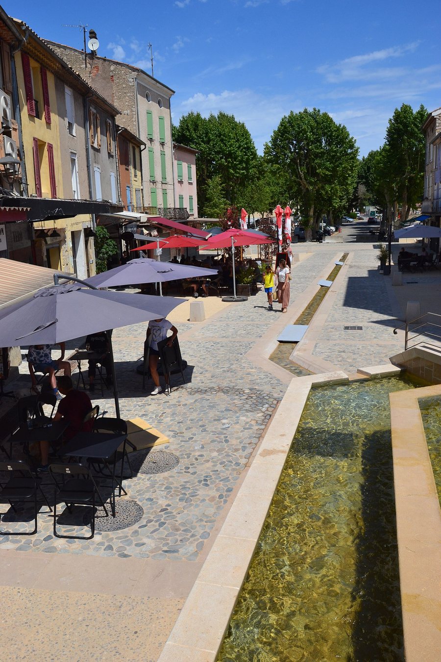 File:Vinon-sur-Verdon Esplanade le Cours.jpg