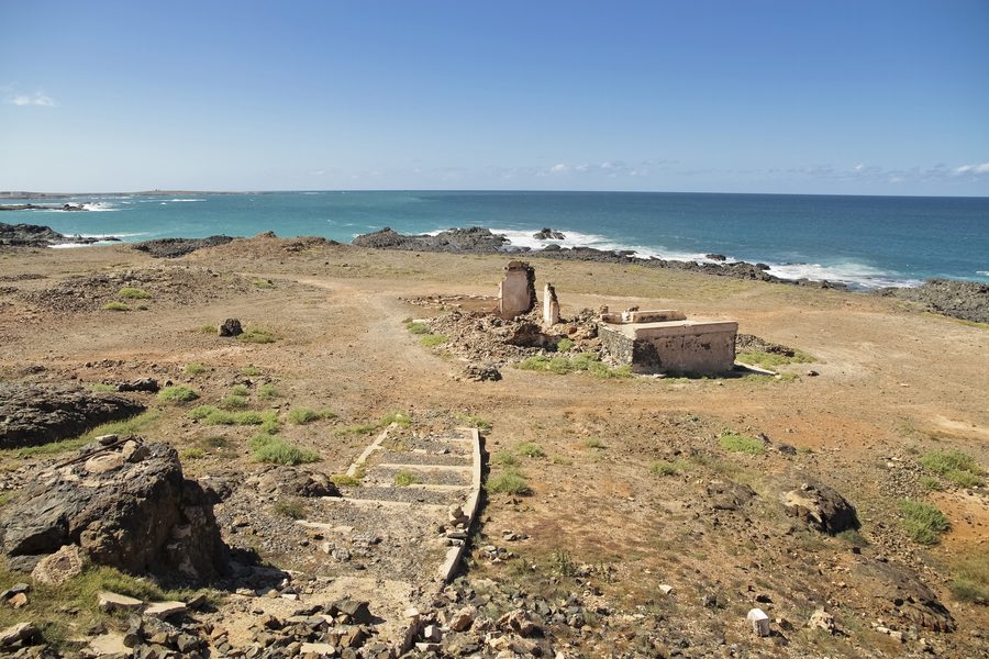 Blick über die Küstenlandschaft von Boa Vista auf den Atlantischen Ozean