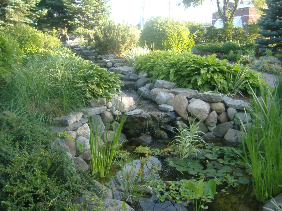 Rotary Gateway Park рядом с Paint Creek в Рочестере, Мичиган