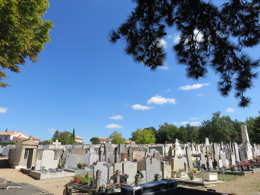 File:Saint-Bonnet-de-Mure - Cimetière (août 2018).jpg