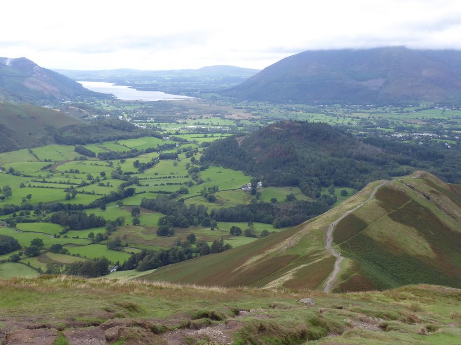 Bassenthwaite Lake und das untere Newlands Valley vom Gipfel des Cat Bells