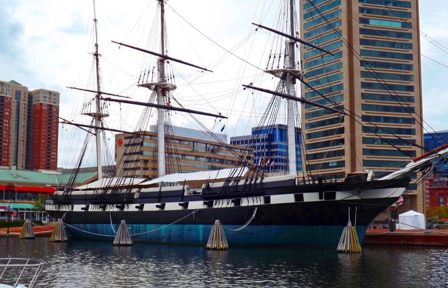 USS Constellation у причала во Внутренней гавани Балтимора