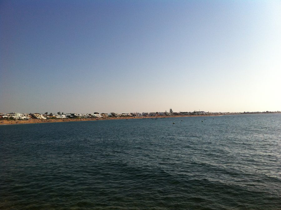 Vue sur la plage de Bouzenika et la baie de Bouznika