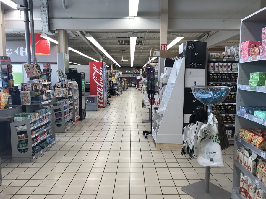File:Intérieur du Carrefour Market de Miribel (Ain, France).JPG