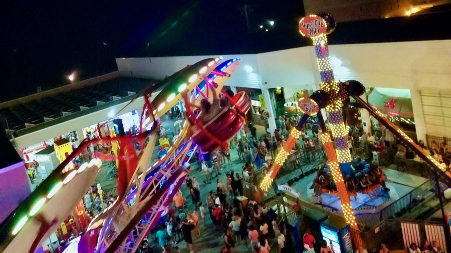 Интерьер Funland в Рехобот-Бич с аттракционами