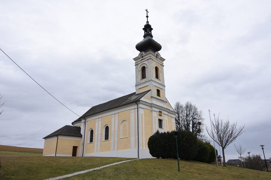 Außenansicht der Pfarrkirche in Kitzladen
