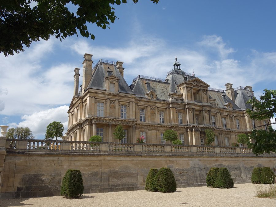 File:Side View of the Maisons-Laffitte Castle.jpg