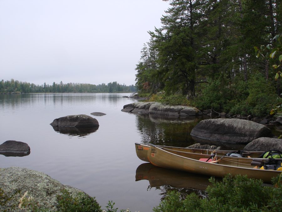 Осенний пейзаж в Boundary Waters Canoe Area Wilderness в Миннесоте.