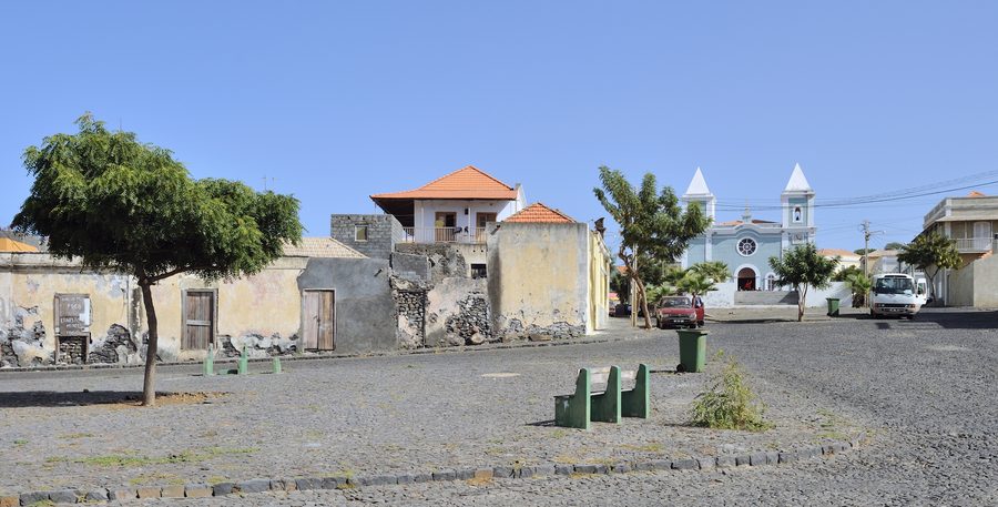 Platz mit Kirche Nossa Senhora da Conceição in São Filipe auf der Insel Fogo