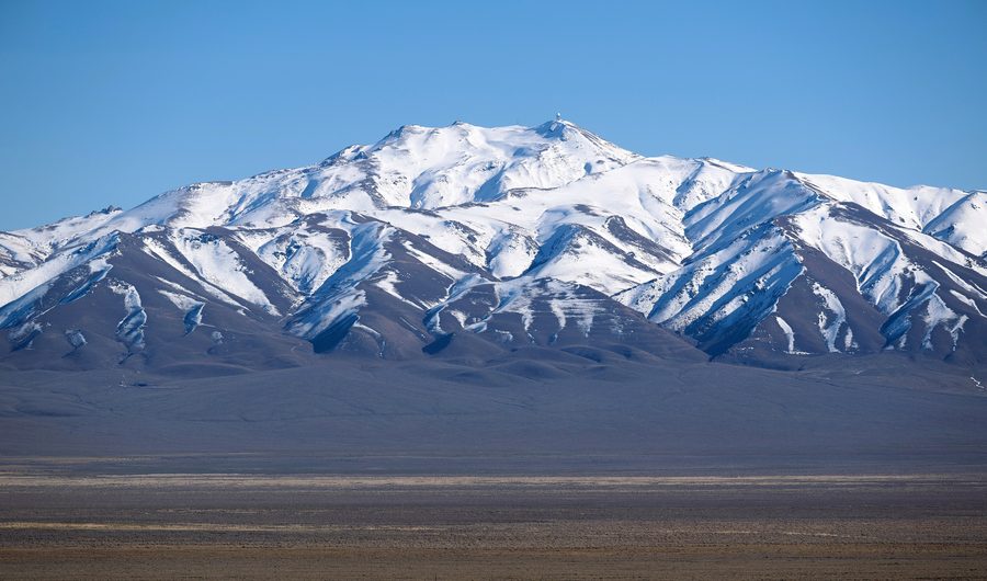 Гора Mount Lewis в хребте Shoshone к югу от Battle Mountain, Nevada