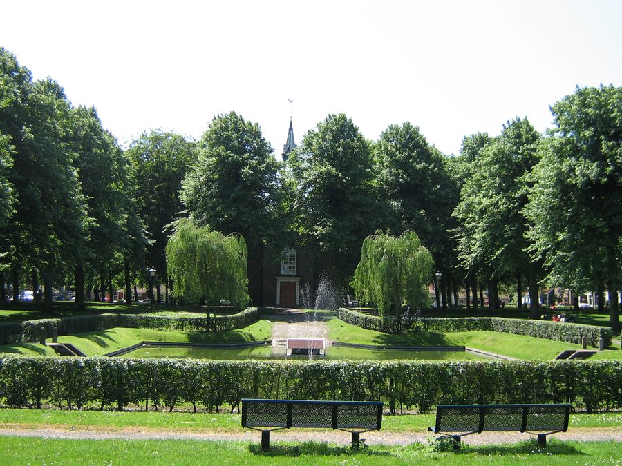 Парк перед церковью на центральной площади Борселе
