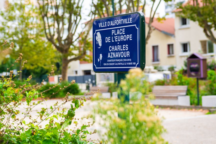 File:Place de l'Europe Charles Aznavour - Alfortville - France.jpg