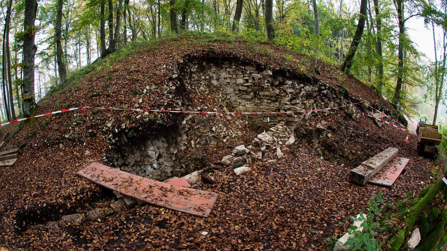 Кельтские сухие каменные стены на замковом холме Burgberg замка Emerfeld, древнего замка Alte Burg у Лангененслингена