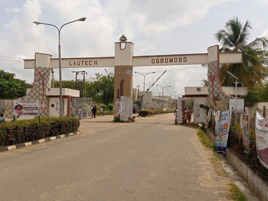 Главный вход в Ladoke Akintola University of Technology в Огбомошо