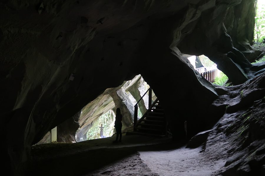 Скалы и водный поток в Grotte del Caglieron