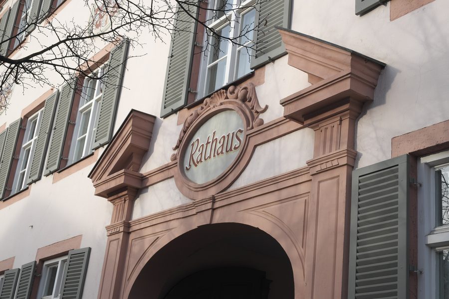 Вход в ратушу Эрдинга ГраФеншток со ступенчатым фронтоном и лепным картушем