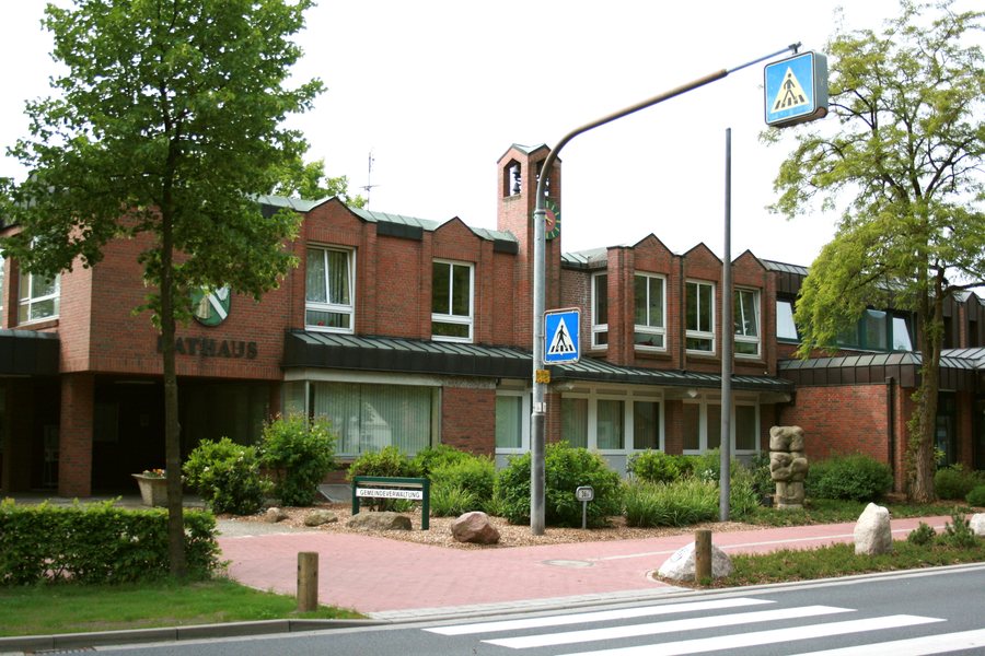 File:Neuenkirchen (LH) - Hauptstraße - Rathaus 01 ies.jpg