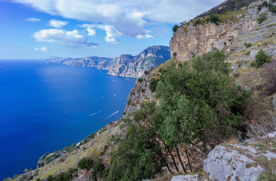 Bergpfad des Sentiero degli Dei in Agerola mit Landschaftsblick