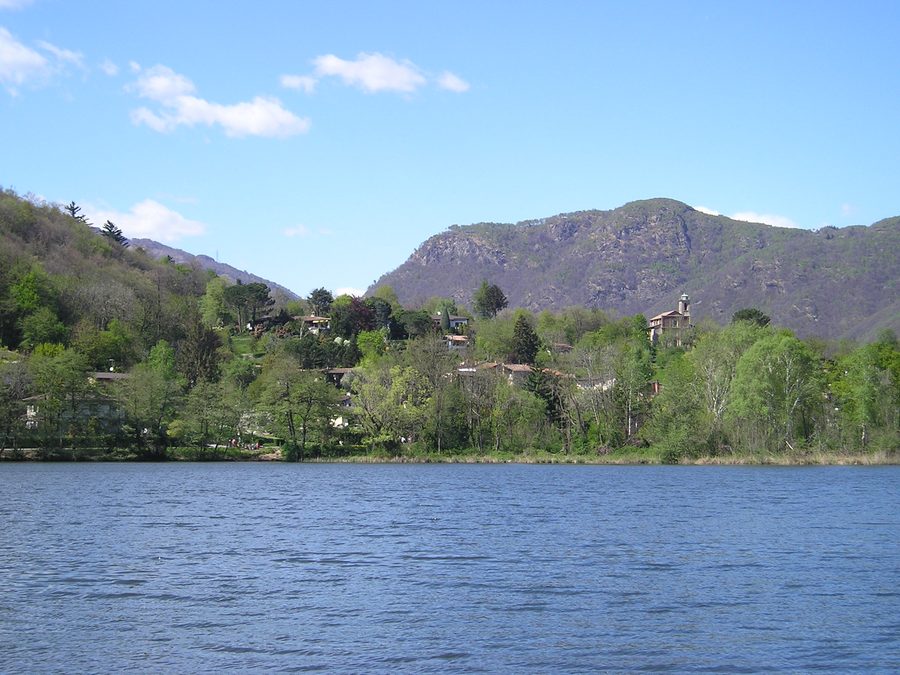 Lago di Origlio в зеленом ландшафте