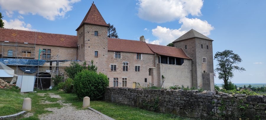 File:Gevrey-Chambertin - Chateau 01.jpg