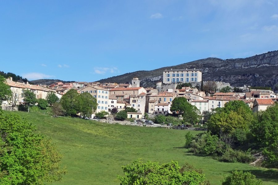 File:Vue printanière du village de Cipières depuis le chemin de la Sine.jpg
