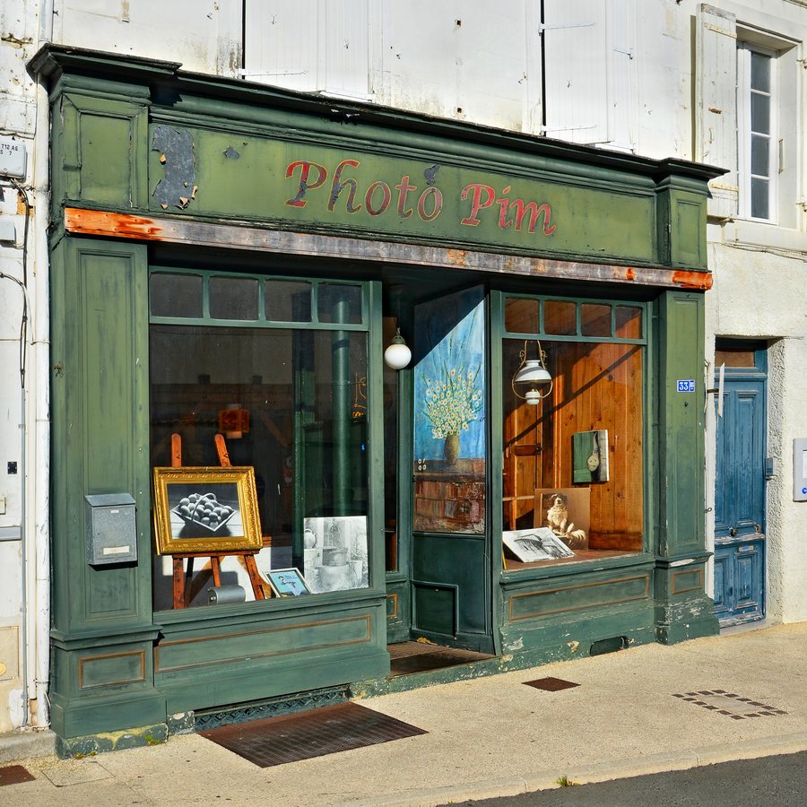 File:Cozes 17 Boutique de photographe 2014.jpg