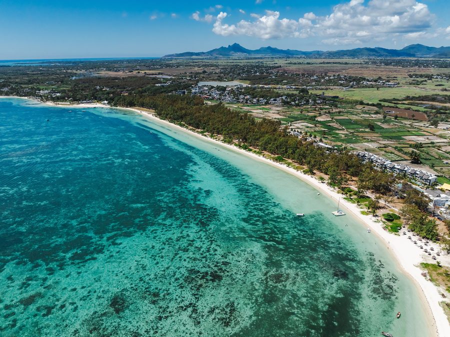 Belle Mare Beach mit hellem Sand und türkisfarbenem Meer auf Mauritius