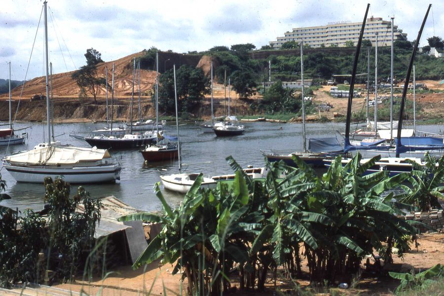 Ébrié-Lagune mit Fischerbooten im Viertel Hotel Sebroko in Abidjan, Elfenbeinküste