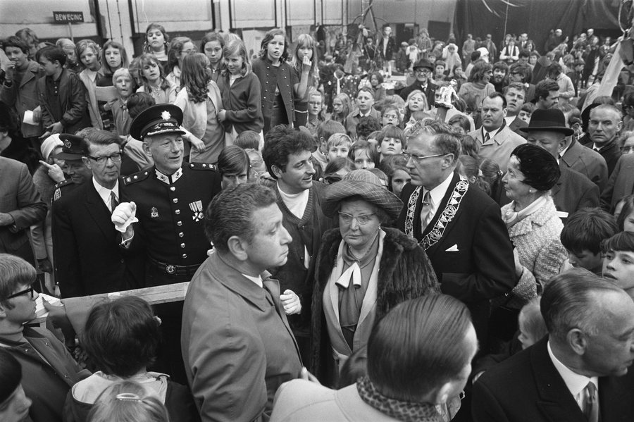 File:Koningin Juliana temidden van het publiek. Rechts burgemeester van Zwolle Drijbe, Bestanddeelnr 923-4381.jpg