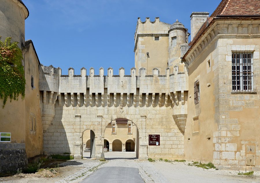 File:La Couronne 16 Oisellerie entrée 2013.jpg