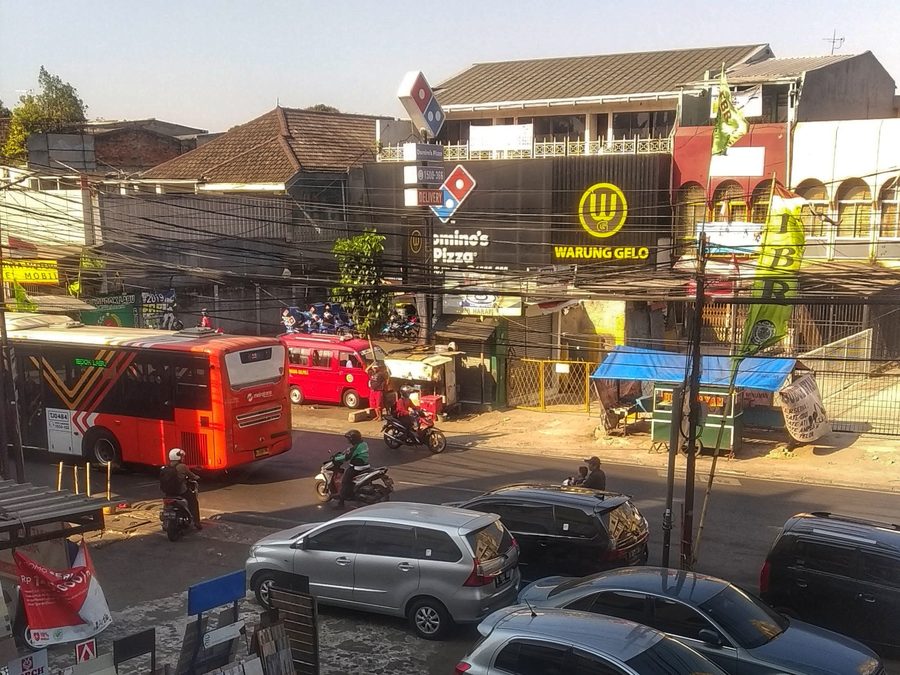 Улица Jalan Pondok Labu Raya в Джакарте, Индонезия