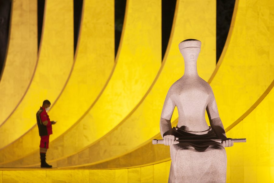 Estátua diante do Supremo Tribunal Federal na Praça dos Três Poderes, em Brasília, Distrito Federal, Brasil