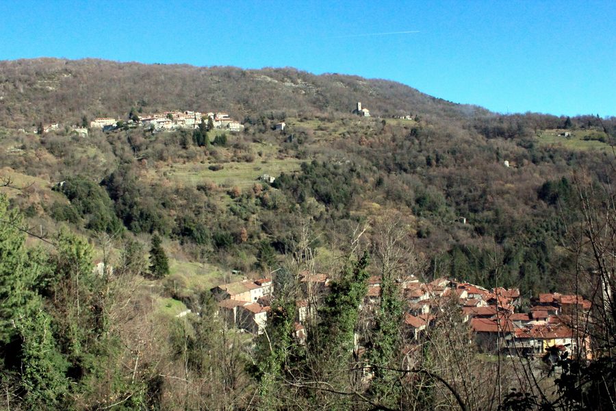 Панорама Вальлико-ди-Сопра и Вальлико-ди-Сотто с церковью Сан-Микеле рядом с Фаббрике-ди-Валлико