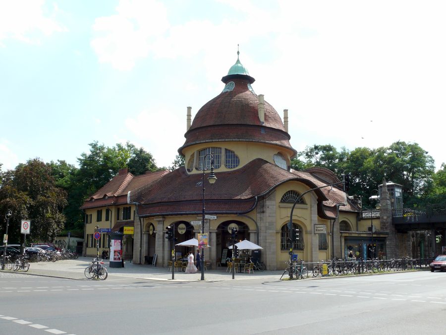 Bahnhofsgebäude des Bahnhofs Berlin-Mexikoplatz in Zehlendorf