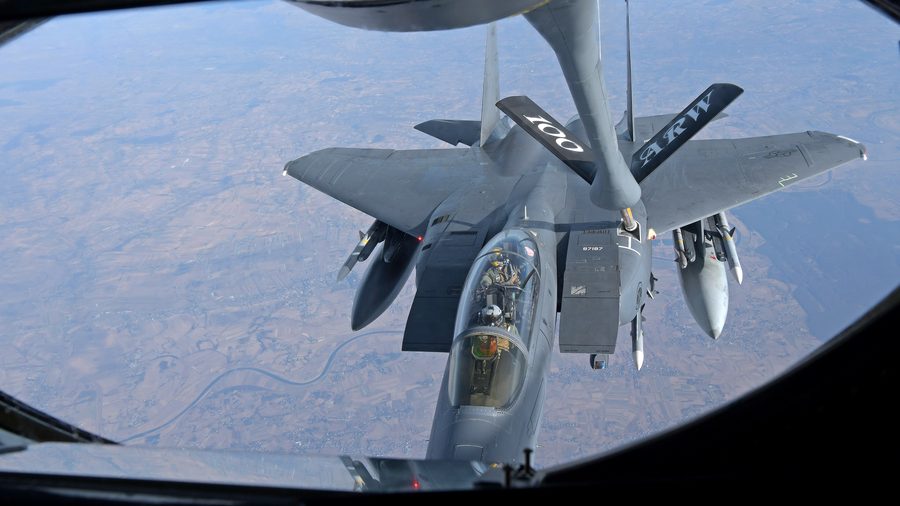 Самолет-заправщик 100th Air Refueling Wing летит над Восточной Европой.
