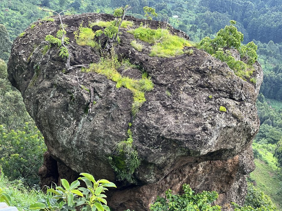 Markante Felsformation bei Sipi in Eastern Uganda, umgeben von üppiger Vegetation und bewaldeten Hügeln.