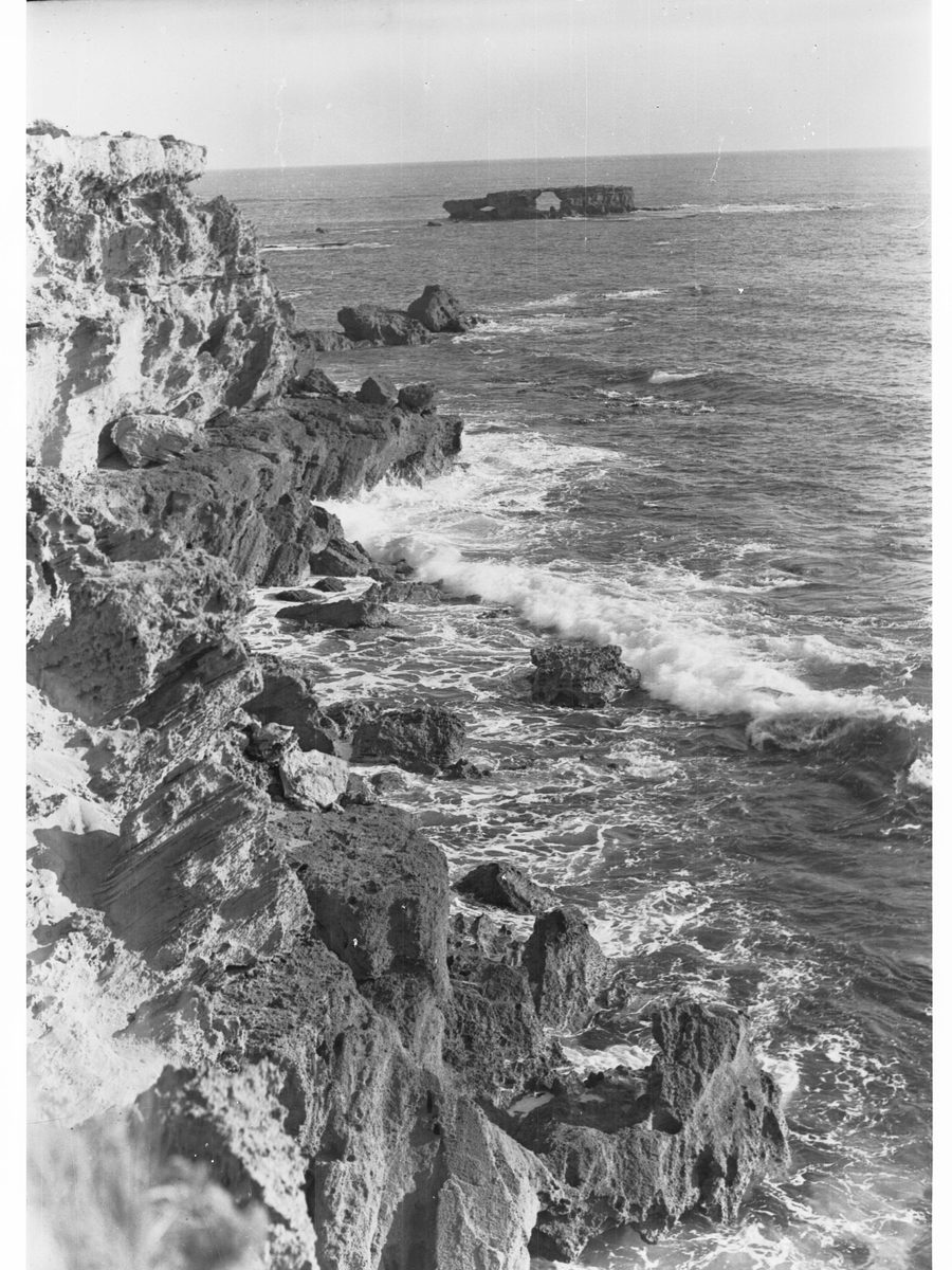 Wellen brechen an der Küste von Robe in South Australia.
