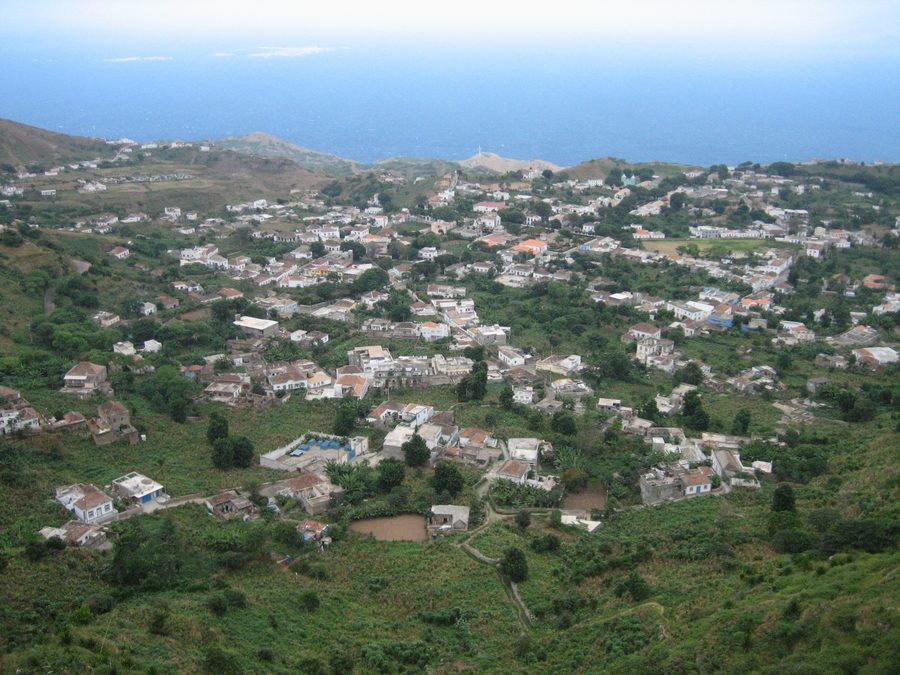 Vila Nova Sintra auf der Insel Brava von einem erhöhten Aussichtspunkt aus gesehen