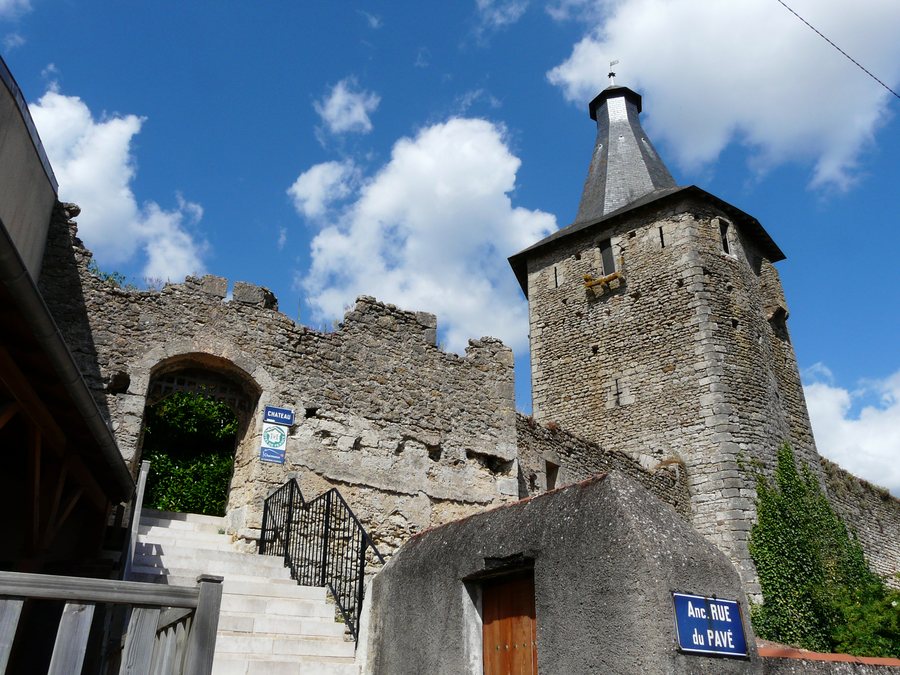 File:Airvault château tour-porte (4).JPG