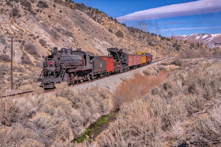 Nevada Northern No. 93 тянет грузовой поезд в Или, Невада