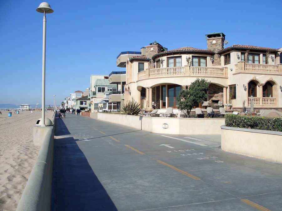 Прибрежная дорожка The Strand на 6-й улице в Хермоса-Бич, Калифорния